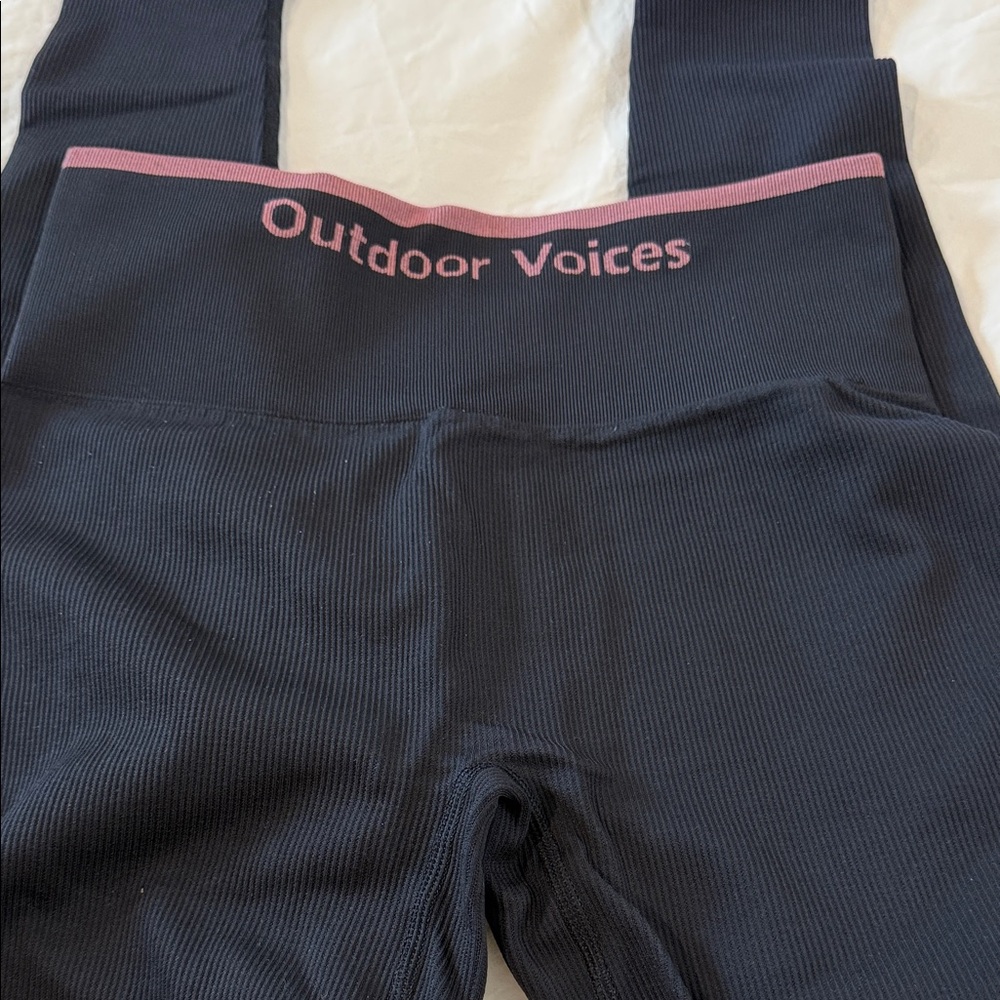 Vintage ribbed outdoor voices leggings
black with pink /mauve lettering